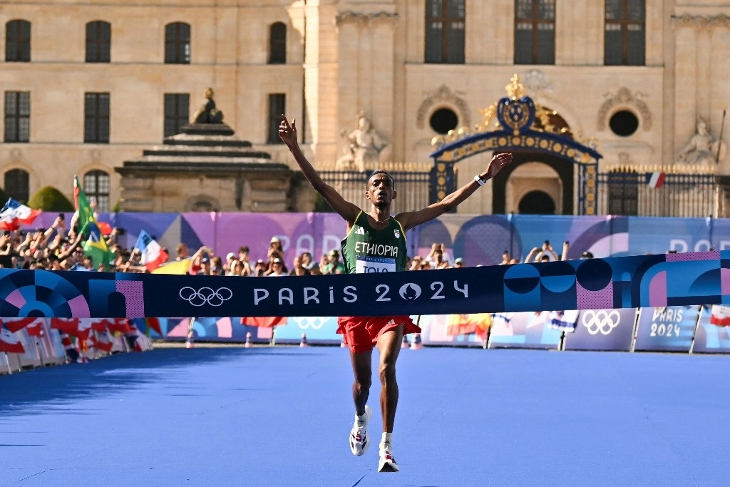 Tamirat Tola de etiopía cruza la línea de meta para ganar el maratón masculino de la prueba de atletismo de los Juegos Olímpicos de París 2024 en Los Inválidos de París el 10 de agosto de 2024. Foto Afp