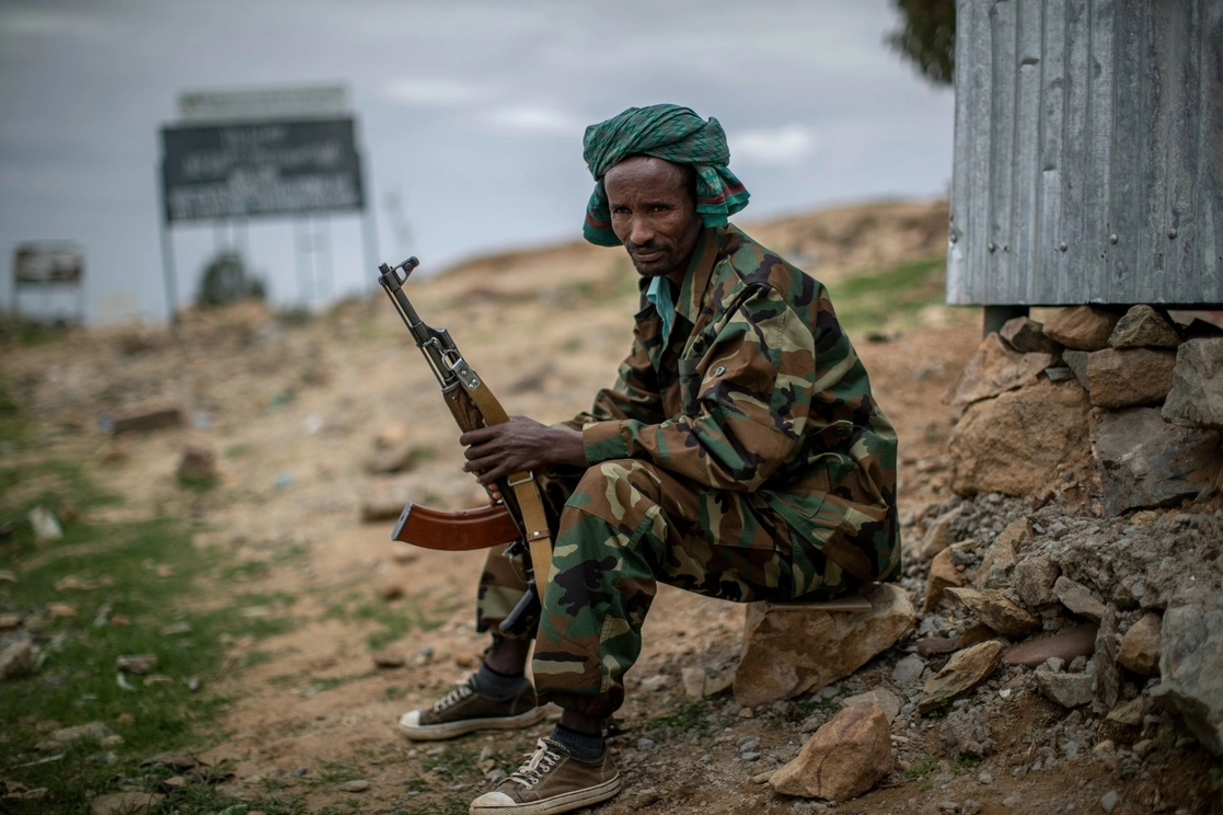 Combatiente del Frente de Liberación Popular de Tigray (TPLF) hace guardia a las afueras de la Ciudad etíope de Hawsen. Foto Ap