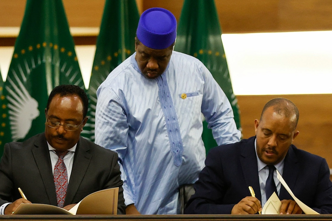 Redwan Hussein, (izquierda) negociador de Etiopía, y Getachew Reda, negociador de Tigray, firman el acuerdo para el cese de hostilidades, el 2 de noviembre de 2022. Foto Afp