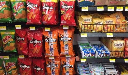 La Alianza por la Salud Alimentaria informó que de acuerdo con un estudio del Instituto Nacional de Salud Pública, los etiquetados que advierten sobre los altos niveles de calorías, azúcares, grasas trans o sodio, podrían reducir el consumo de calorías por persona en México en 37 calorías/día. Foto Guillermo Sologuren / Archivo 