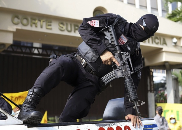 Un policía salvadoreño custodia la Suprema Corte de El Salvador, en imagen de ayer. Foto Ap