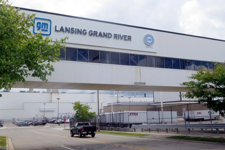 Un vehículo ingresa a la planta de ensamblaje Lansing Grand River de General Motor, en Lansing, Michigan, pocos días antes de que los trabajadores automotrices pudieran hacer huelga debido a negociaciones contractuales fallidas. Foto Ap