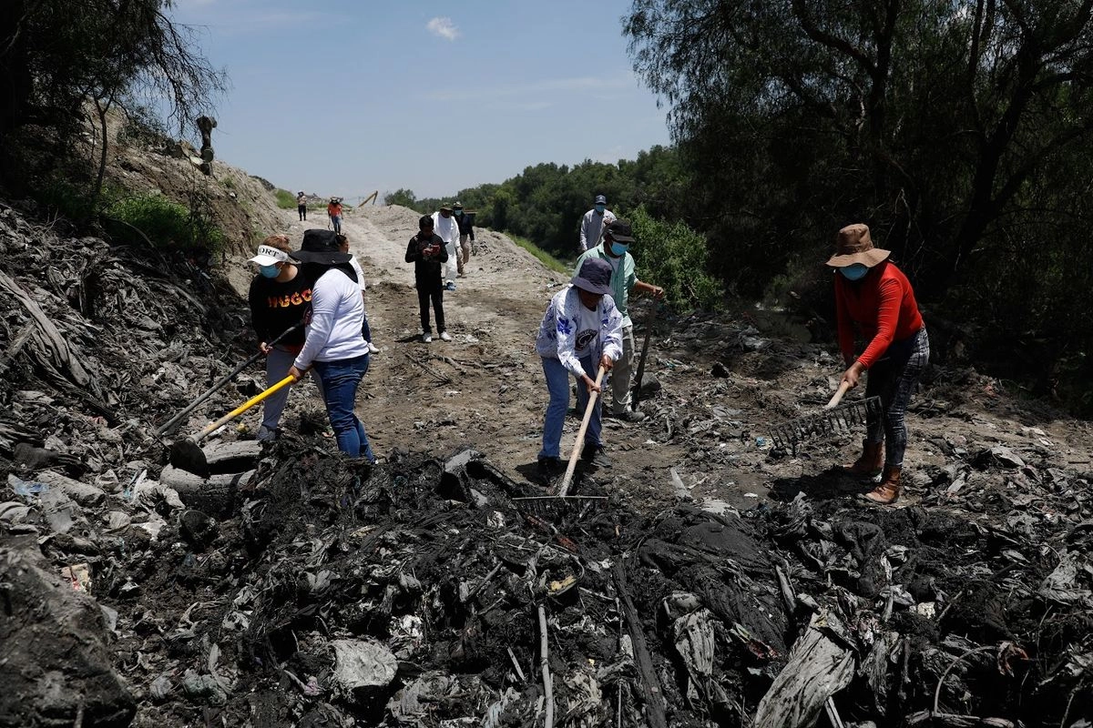 Madres buscadoras realizaron en julio pasado un rastreo de restos humanos en un ducto de aguas negras, a la altura del municipio de Nextlalpan, estado de México, así como una exploración en las márgenes del canal de Cartagena. Foto 