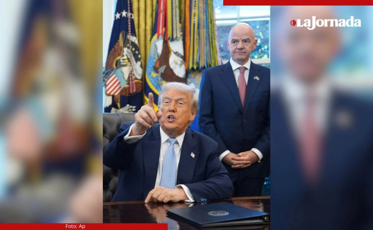 El mandatario estadunidense (al frente) y Gianni Infantino anunciaron el FIFA Pass.