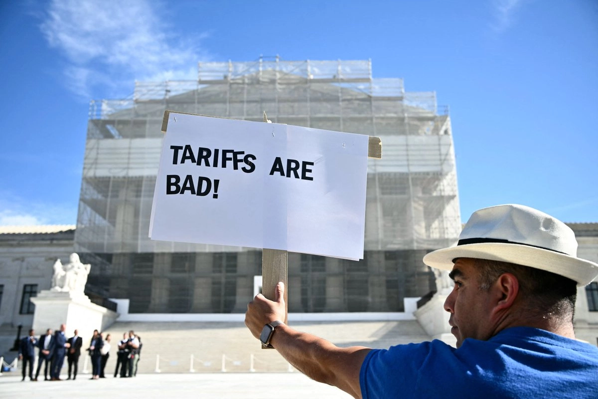Un manifestante sostiene una pancarta que dice «Los aranceles son malos» frente a la Corte Suprema de Estados Unidos en Washington, D.C., el 5 de noviembre de 2025. Foto