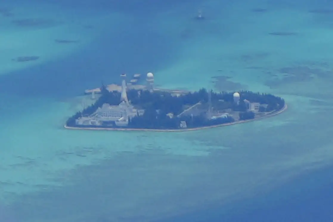 Estructuras y edificios chinos se observan en una ínsula artificial en el arrecife Johnson del grupo de islas Spratlys, ubicada entre Filipinas y Vietnam, en el Mar de China Meridional, el 20 de marzo de 2022. Foto Ap