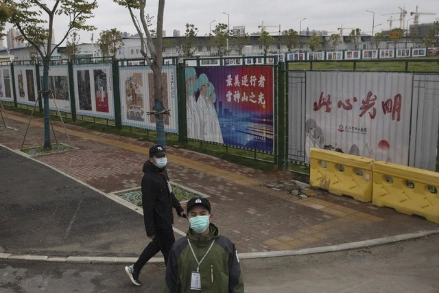 Inmediaciones del hospital Leishenshan, en Wuhan que fue construido en dos semanas para la atención de pacientes con Covid-19. Foto Ap