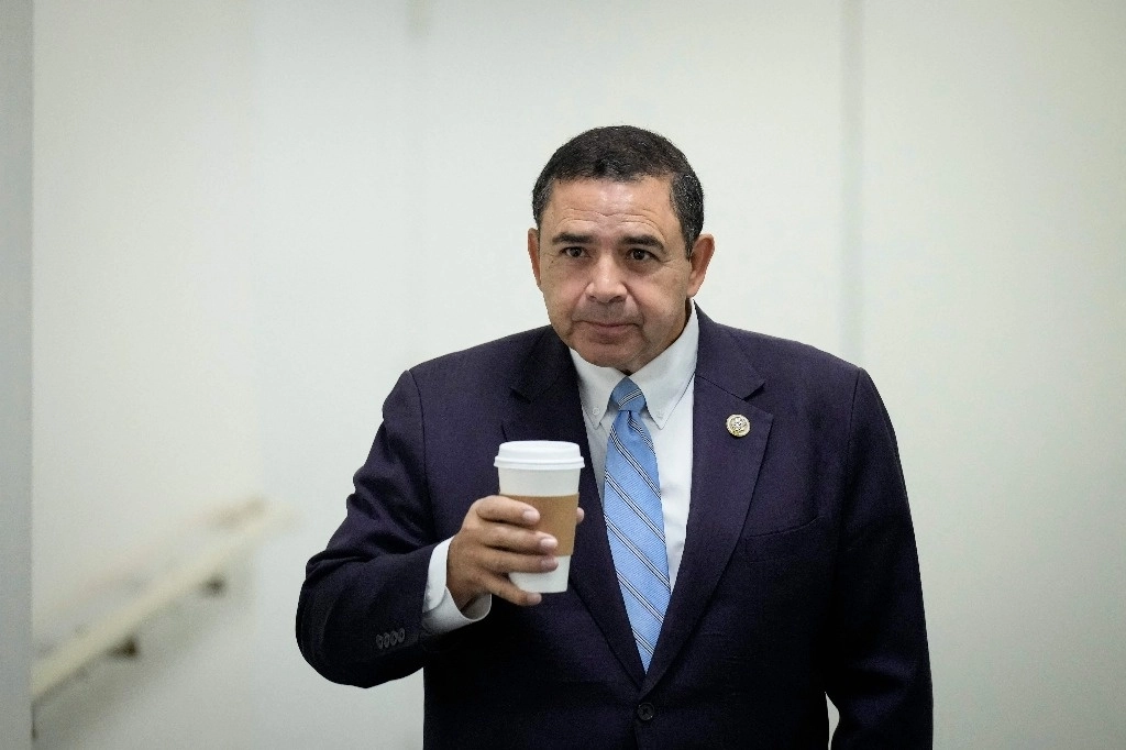 La demanda contra el congresista por Texas Henry Cuellar (imagen) y su esposa, Imelda Cuellar, no identifica a la institución mexicana que le pagó para obtener beneficios regulatorios en Estados Unidos, aunque dice que “es propiedad de un grupo empresarial relacionado con medios de comunicación”. Foto Afp