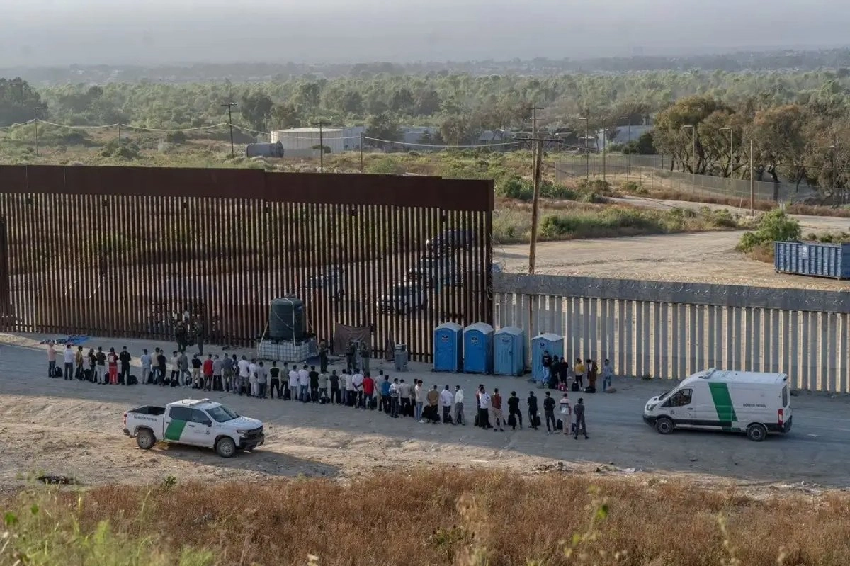 Según un documento de la Casa Blanca, la admisión de 7 mil 500 refugiados en EU durante el año fiscal 2026 se justifica por "razones humanitarias que responden al interés nacional"; en la imagen, migrantes que cruzaron a EU desde Tijuana, BC, son detenidos por la patrulla fronteriza. Foto 