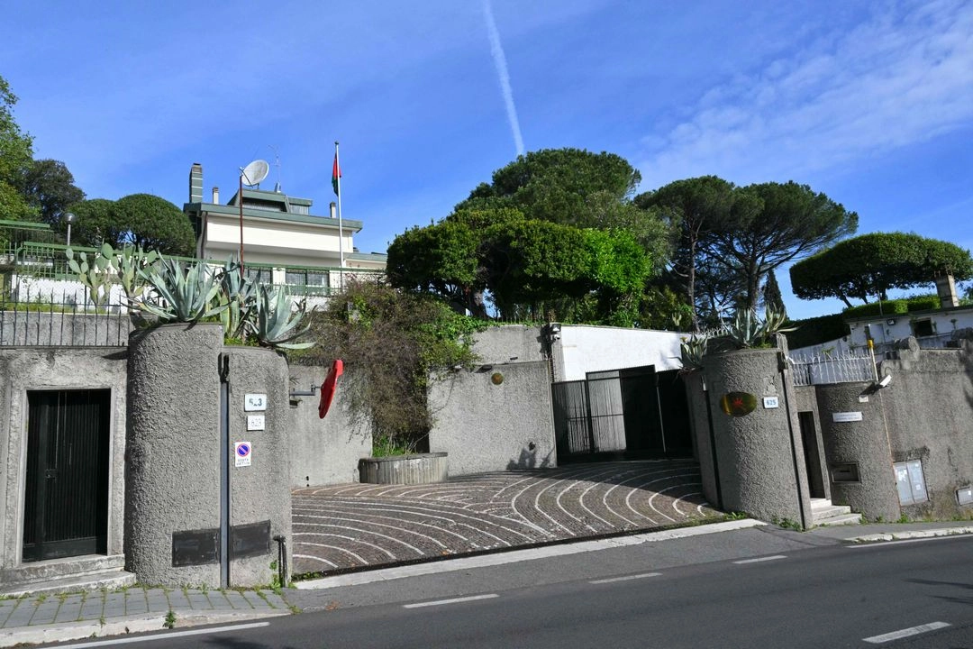 Entrada de la embajada de Omán en Roma, Italia, donde se celebró una segunda ronda de conversaciones nucleares entre Irán y Estados Unidos, el 19 de abril de 2025. Foto 