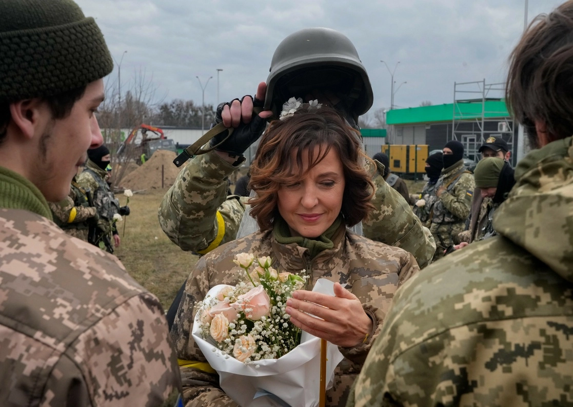 Soldados ucranios celebrando un matrimonio. Foto Ap