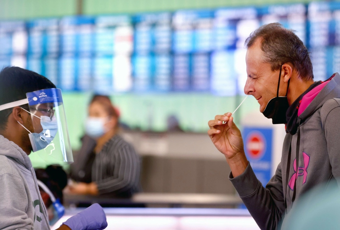 Pasajero en el Aeropuerto de los Ángeles, California, se realiza una prueba rápida de detección de Covid-19. Foto Afp