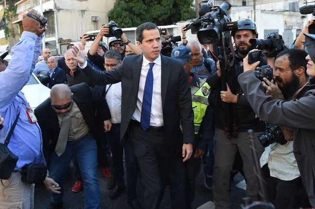 El líder opositor Juan Guaidó, hoy en su camino hacia la Asamblea Nacional de Venezuela. Foto Afp 