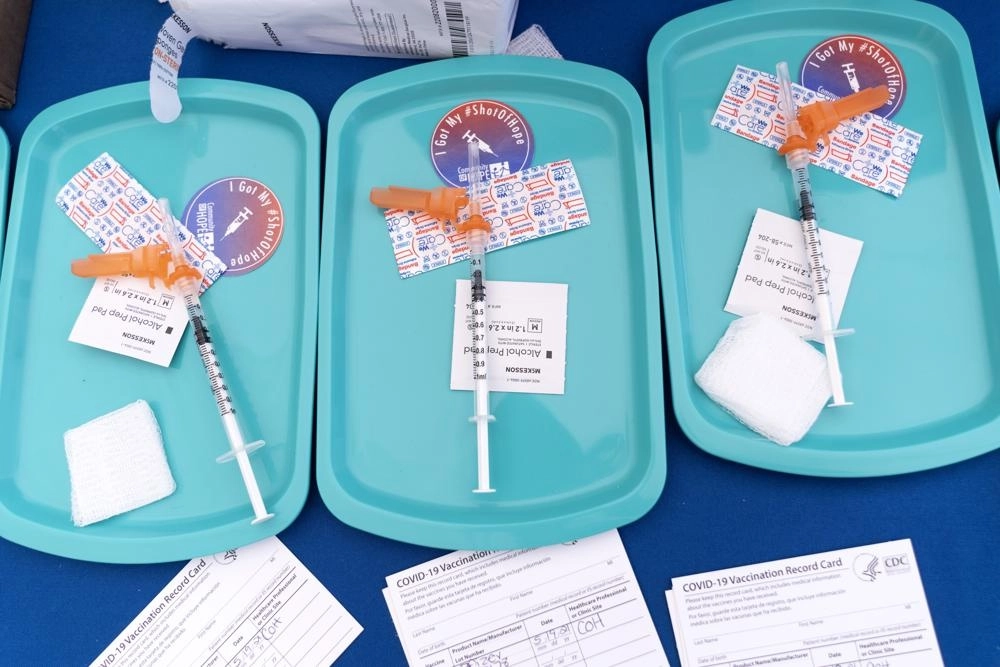 Dosis preparadas de la vacuna contra el coronavirus de Pfizer para niños de 12 años en adelante. Foto Ap / Archivo 