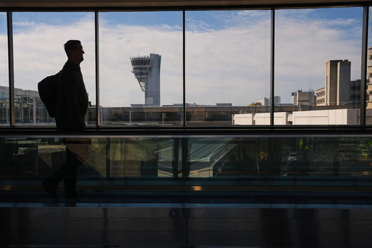 Pasajero camina por una de las terminales del Aeropuerto Internacional de Filadelfia. Foto 