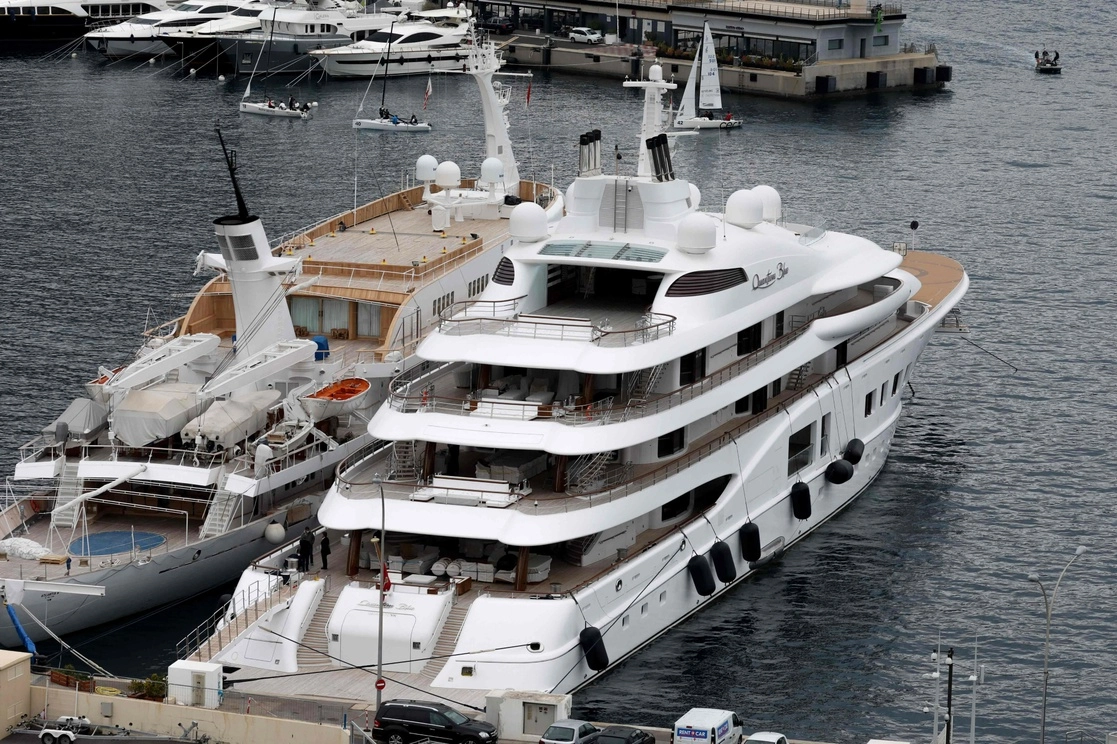 El "Quantum Blue" (derecha), el yate del multimillonario ruso Sergei Galitsky, atracado en el puerto de Mónaco. Un megayate propiedad de una empresa vinculada al jefe del gigante petrolero ruso Rosneft fue incautado en el sur de Francia, el 3 de marzo de 2022. Foto Afp