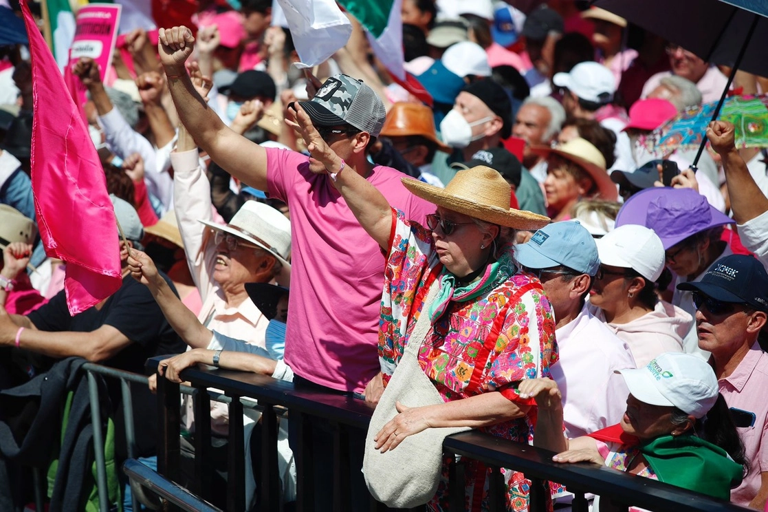 Participantes en la concentración en rechazo a la reforma electoral, también llamada ‘Plan B’, realizada en el Zócalo de la Ciudad de México, el 26 de febrero de 2023. Foto Cristina Rodríguez