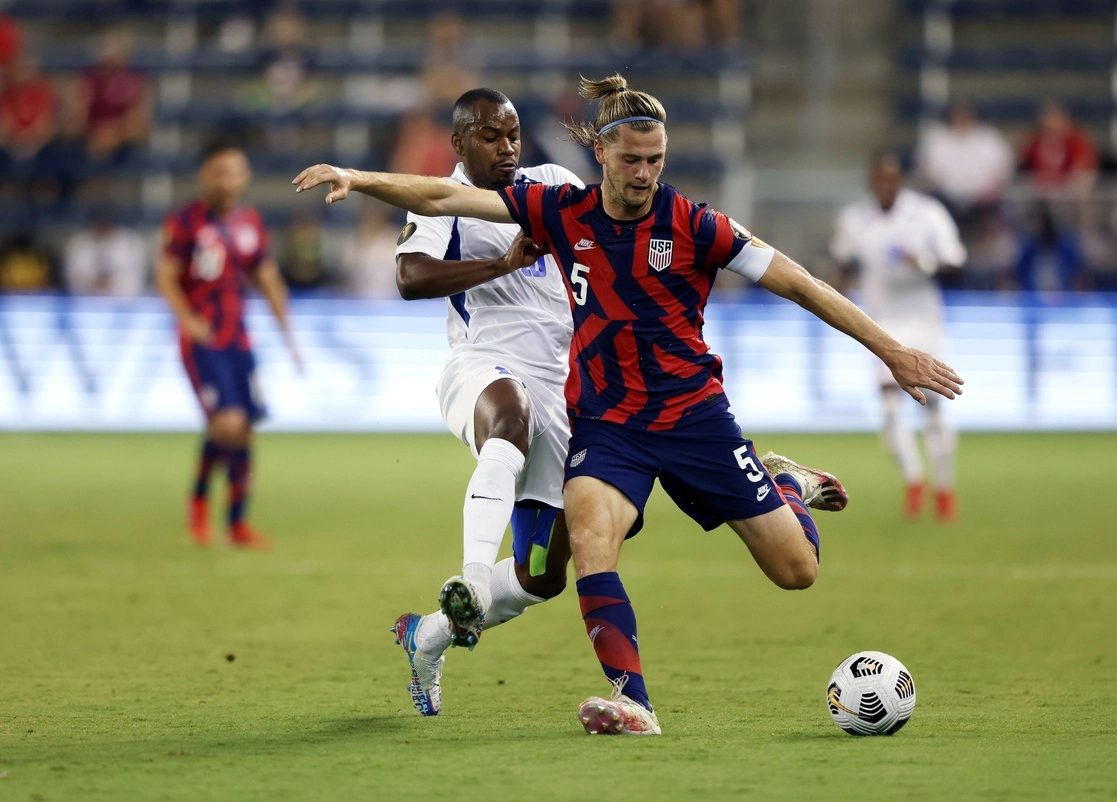 Walker Zimmerman de Estados Unidos domina el balón en una jugada del partido. Foto Afp