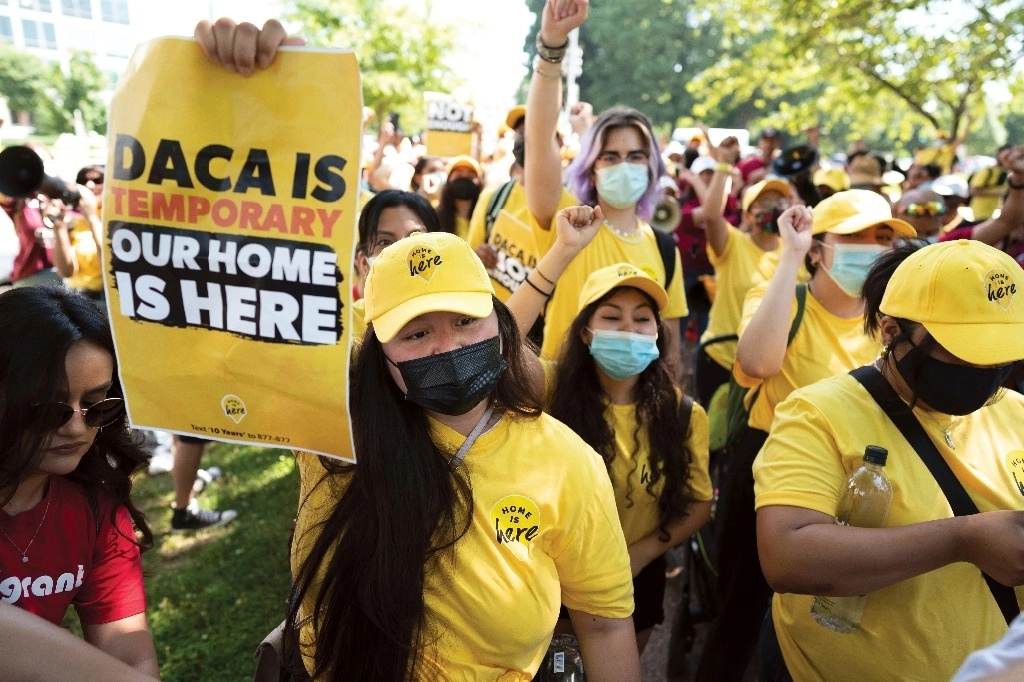 Susana Lujano, izquierda, una soñadora mexicana que vive en Houston, se une a otros activistas para manifestarse en apoyo del programa de Acción Diferida para los Llegados en la Infancia, también conocido como DACA. Foto Ap