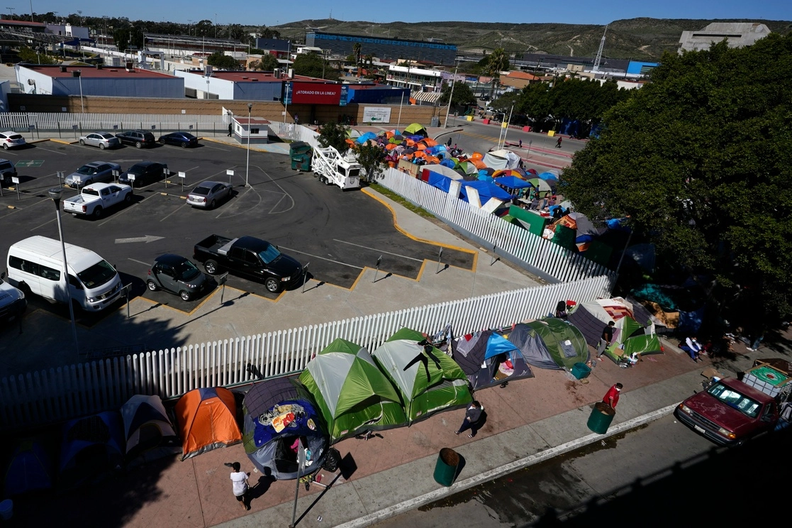Migrantes acampan en las cercanías del cruce fronterizo entre México y EU. Foto Ap