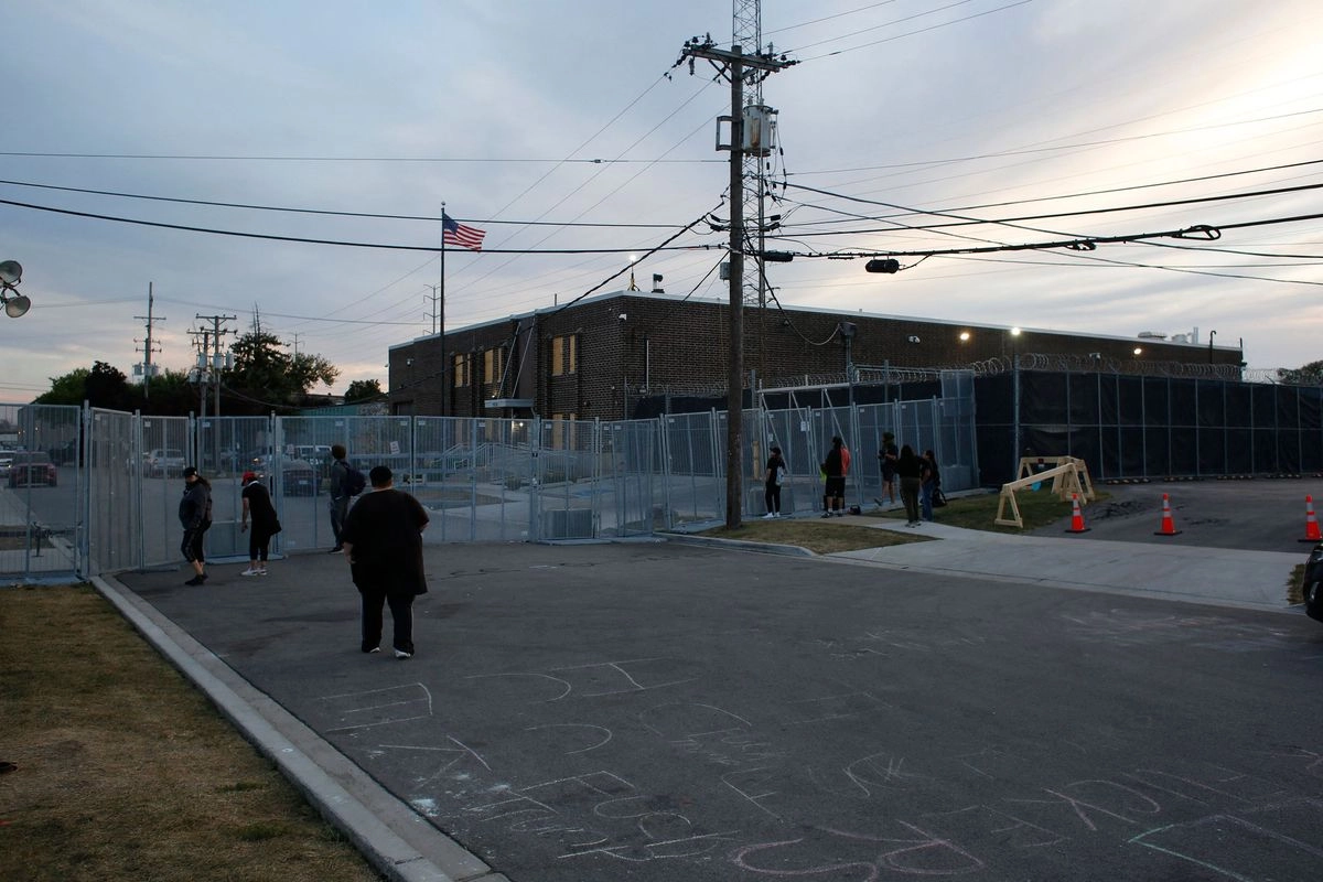 Manifestantes se congregan cerca de una valla frente a una instalación del Servicio de Inmigración y Control de Aduanas (ICE) en Broadview, Illinois, el 1 de octubre de 2025. Foto