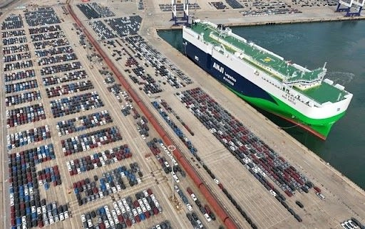 Automóviles fabricados en China esperan ser cargados en el recién comisionado y construido en China "Anji Virtue", un buque transportador de GNL de doble combustible con capacidad para 7 mil 800 automóviles, en el puerto de Yantai, en la provincia oriental china de Shandong.