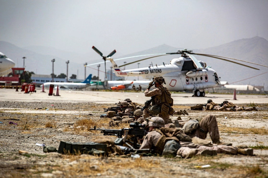 Marinos asignados al Comando central de respuesta en el aeropuerto de Kabul. Foto Ap