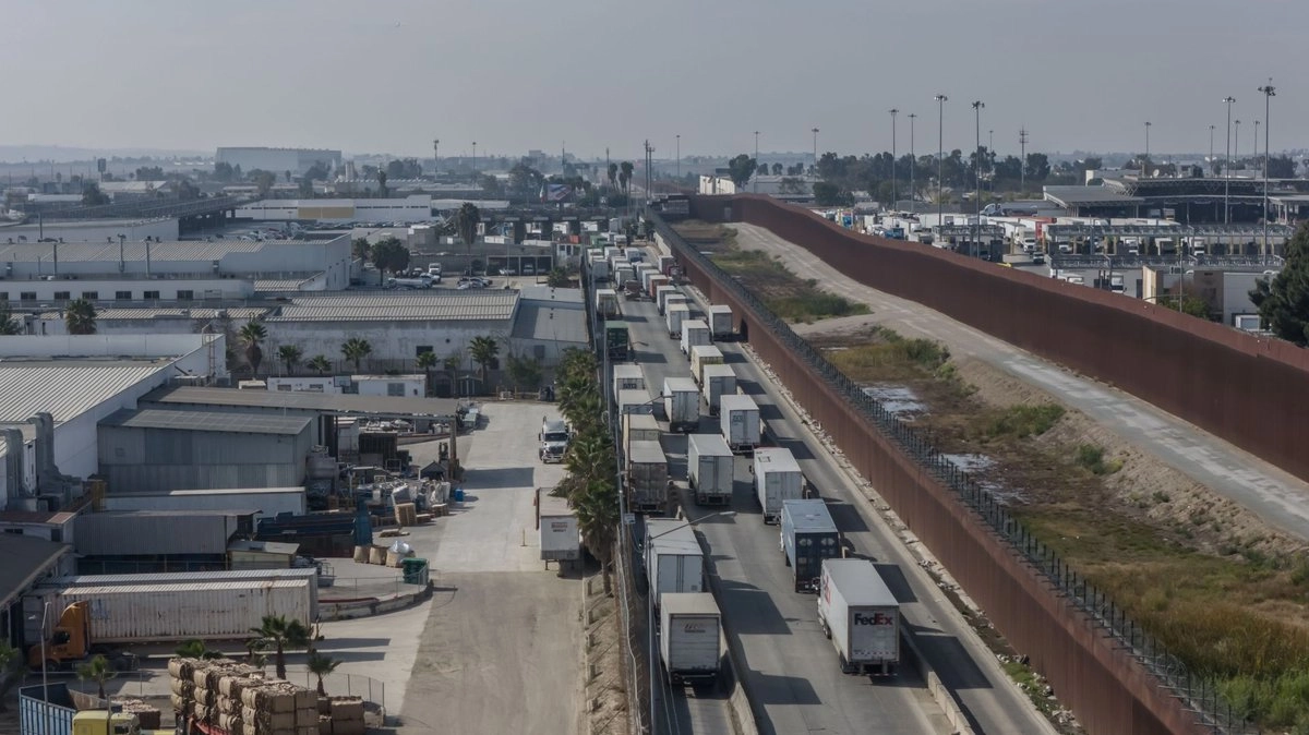 Camiones hacen fila en la garita de la Mesa de Otay, en Tijuana, Baja California, en enero de 2025. Foto 