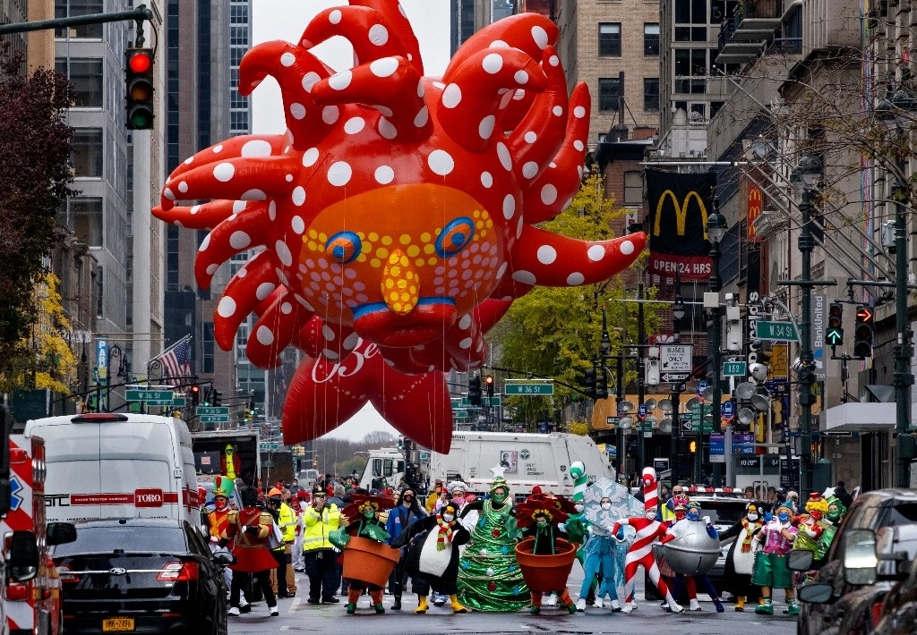 Los participantes en el Desfile por el Día de Acción de Gracias, organizado por el almacén Macy’s en la ciudad de Nueva York, vistos desde una barricada instalada a dos cuadras de distancia. Debido a la pandemia, no se permitió que los espectadores acudieran al evento realizado este 26 de noviembre de 2020. Foto Ap