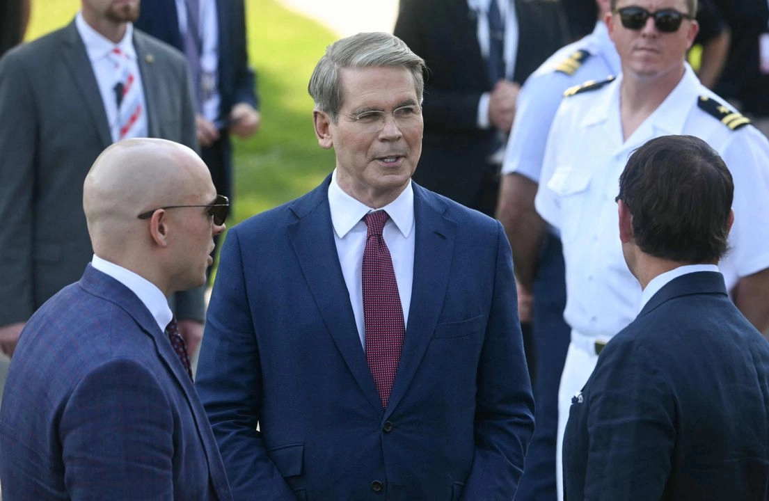 El secretario del Tesoro de Estados Unidos, Scott Bessent (centro), asiste al picnic familiar militar en el jardín sur de la Casa Blanca, en Washington, D.C., el 4 de julio de 2025.