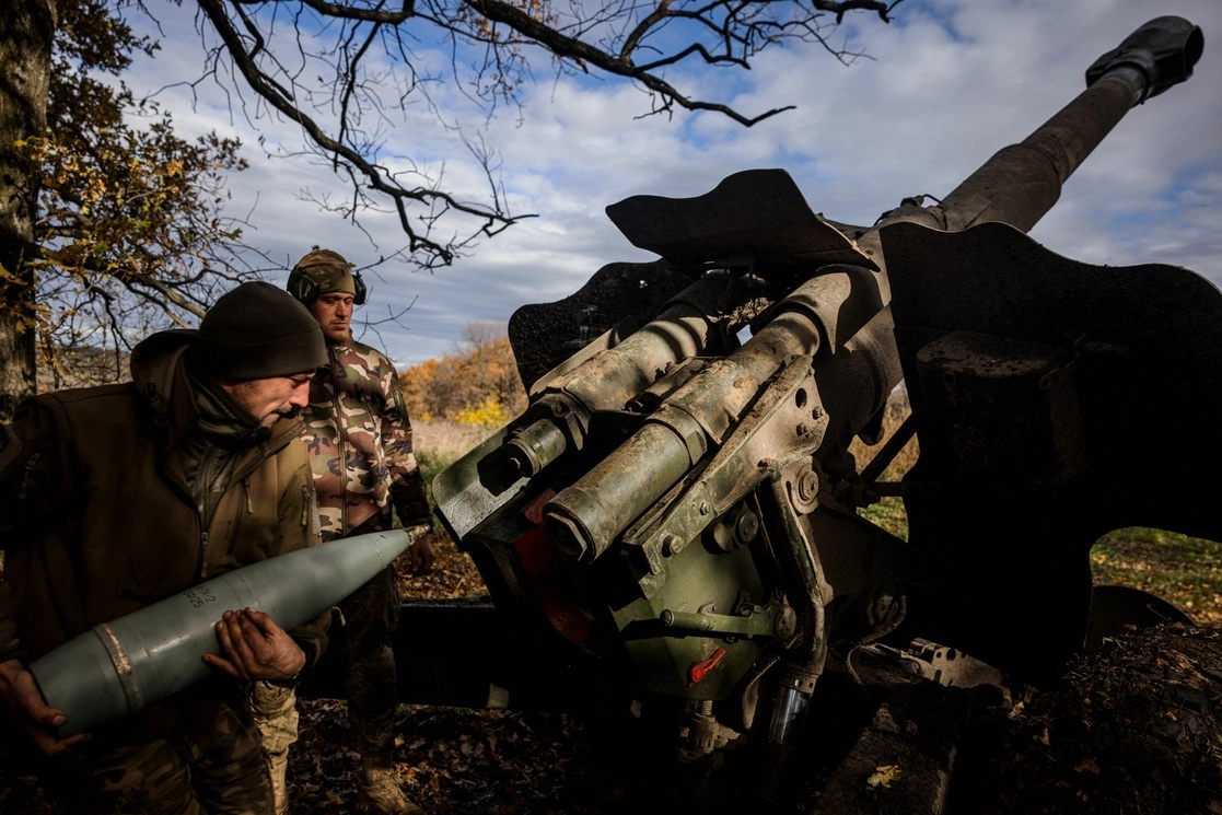Combatiente ucranio carga una munición de obús cerca de la ciudad de Bakhmut, en la región de Donetsk. Foto Afp