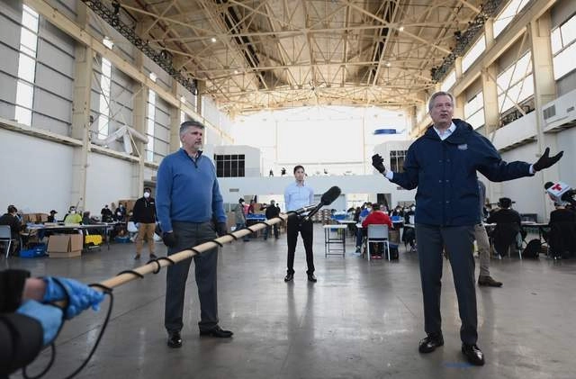 El alcalde de Nueva York, Bill de Blasio, visita una instalación en la que se fabrica equipo de protección personal como cubrebocas, para enfrentar la epidemia de coronavirus. Foto Afp