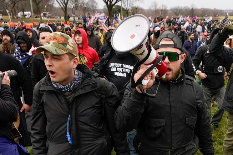 Miembros del grupo de extrema derecha Proud Boys, camino hacia el Capitolio, en apoyo de Donald Trump, en Washington, el 6 de enero de 2021. Foto Ap