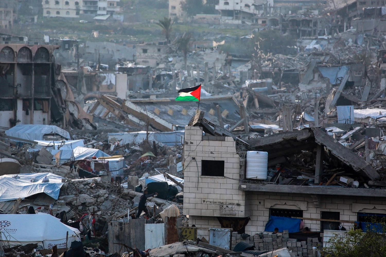 Una bandera palestina ondea entre las ruinas de edificios en Beit Lahiya, la norte de la franja de Gaza, el 4 de marzo de 2025. Foto 