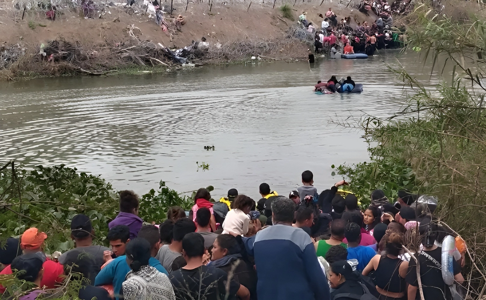 Cruce masivo de migrantes en Matamoros, Tamaulipas, hacia Brownsville, Texas. Foto ‘La Jornada’ / Archivo 