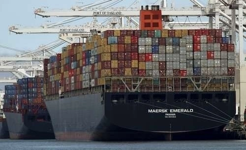 En imagen de archivo, portacontenedores descargan mercancía en el Puerto de Oakland, California. Foto Ap

