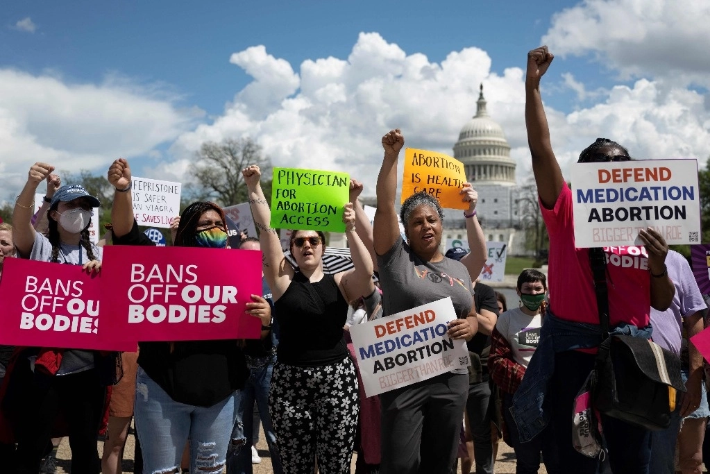 Activistas a favor de la interrupción legal del embarazo en Estados Unidos se manifiestan afuera de la Corte Suprema, que decidió mantener el acceso a la píldora para abortar. Foto Afp.