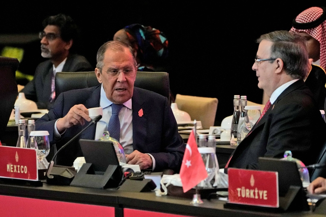 El canciller Marcelo Ebrard, sentado a lado de su homólogo ruso, Serguéi Lavrov, manifestó: ¿Qué piensan que podemos hacer juntos pobres y ricos para encontrar una solución (a la guerra)? Foto vía Ap