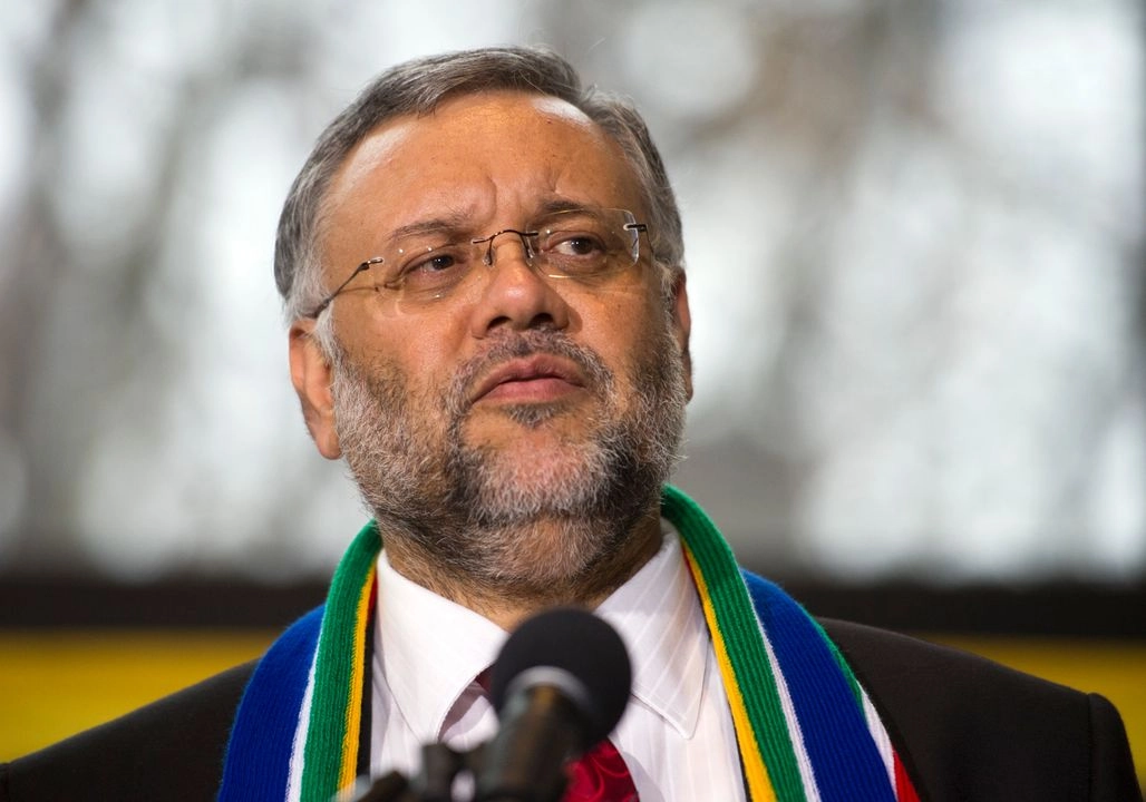 El secretario de Estado de EU, Marco Rubio, acusa a Ebrahim Rasool (en la imagen de archivo) de ser un "político racista que odia a América" y a Donald Trump, en un nuevo ataque de la administración estadunidense hacia Pretoria. Foto 