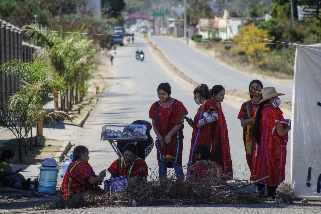 Desplazados de San Juan Copala, Oaxaca, durante un bloqueo para demandar la intervención de la autoridad federal. Foto Jorge A. Pérez / Archivo  