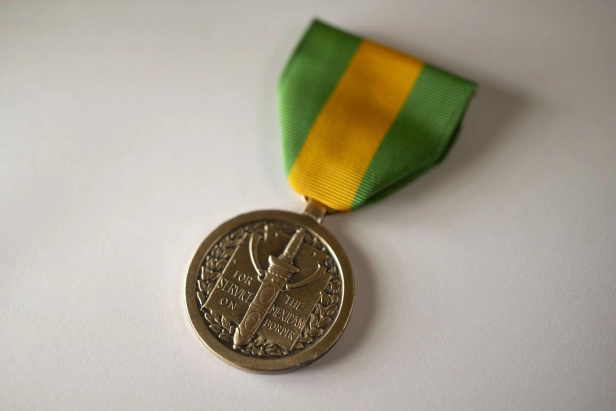 En redes sociales, Hegseth aclaró que no se trata de una nueva medalla si no que reestablecerá la entrega de la Medalla del Servicio Fronterizo Mexicano, que se estableció en 1918.