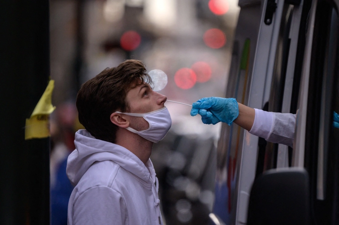 Estados Unidos distribuirá millones de pruebas gratuitas de Covid-19 ante el avance de la variante ómicron. La imagen, en un laboratorio ambulante en Nueva York, el pasado 17 de diciembre. Foto Afp 