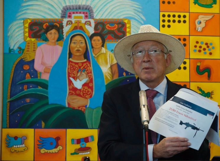 El embajador de Estados Unidos en México, Ken Salazar, ofrece conferencia de prensa sobre la reciente participación de la delegación estadunidense en reuniones bilaterales y trilaterales con funcionarios mexicanos y canadienses, en la residencia del diplomático, en la Ciudad de México, el 27 de julio de 2023. Foto Cristina Rodríguez