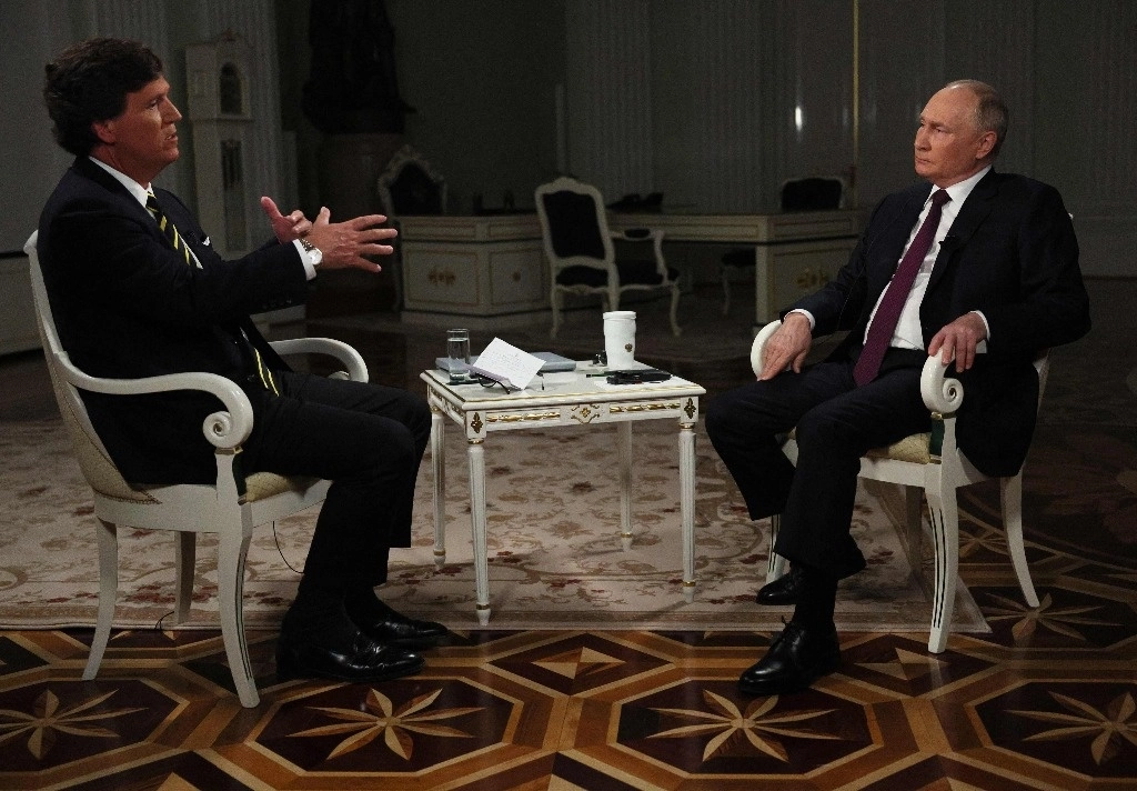 El líder del Kremlin en entrevista con el periodista estadunidense Tucker Carlson, la cual se transmitió por Internet. Foto Afp