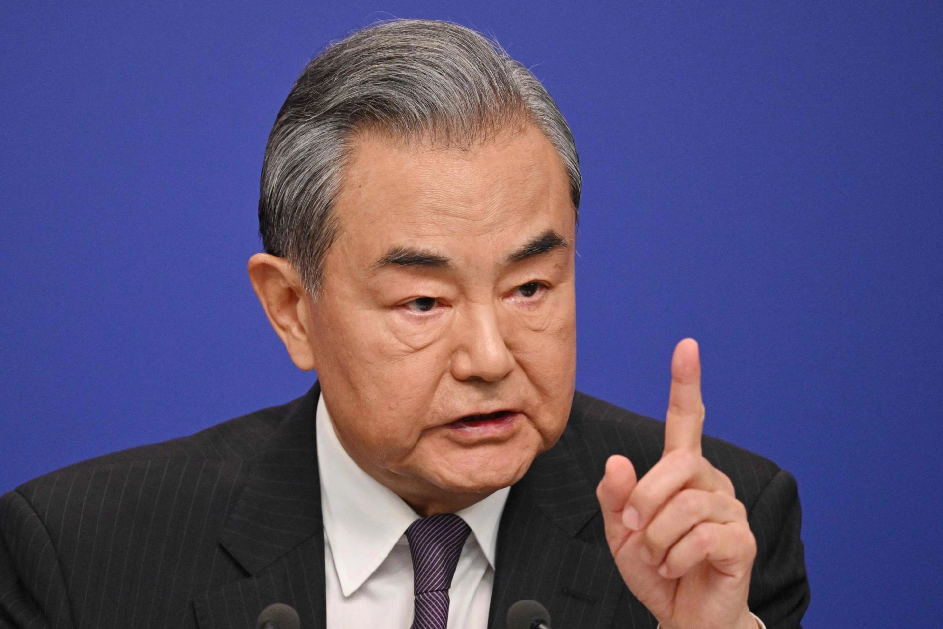 El canciller, Wang Yi, señaló que que su país ha aplicado políticas “muy restrictivas” con respecto al fentanilo, por lo que el país norteamericano “debe encarar el problema, no debe poner aranceles sin motivos justificados”.