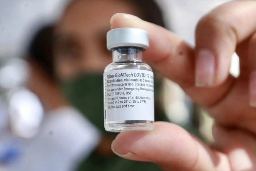 La semana pasada funcionarios de la Administración de Alimentos y Medicamentos (FDA) anunciaron que limitarían la aprobación de las vacunas contra el covid-19 a los adultos mayores de 65 años y a las personas más jóvenes con algún problema de salud subyacente.