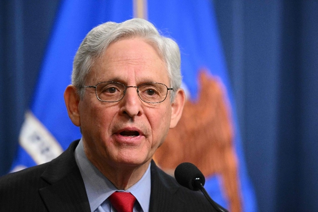 "Los consumidores no deberían tener que pagar precios más altos porque las empresas violan las leyes antimonopolio", dijo el fiscal general Merrick Garland. "Si no se le cuestiona, Apple solo continuará fortaleciendo su monopolio de teléfonos inteligentes". La imagen, del 21 de marzo de 2024. Foto Afp