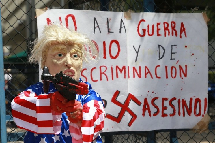 Protesta de la coalicion Binacional integrada por Migrantes y organizaciones de derechos humanos contra Trump frente a la embajada de los Estados Unidos, el 5 de Agosto de 2019. Foto Luis Castillo