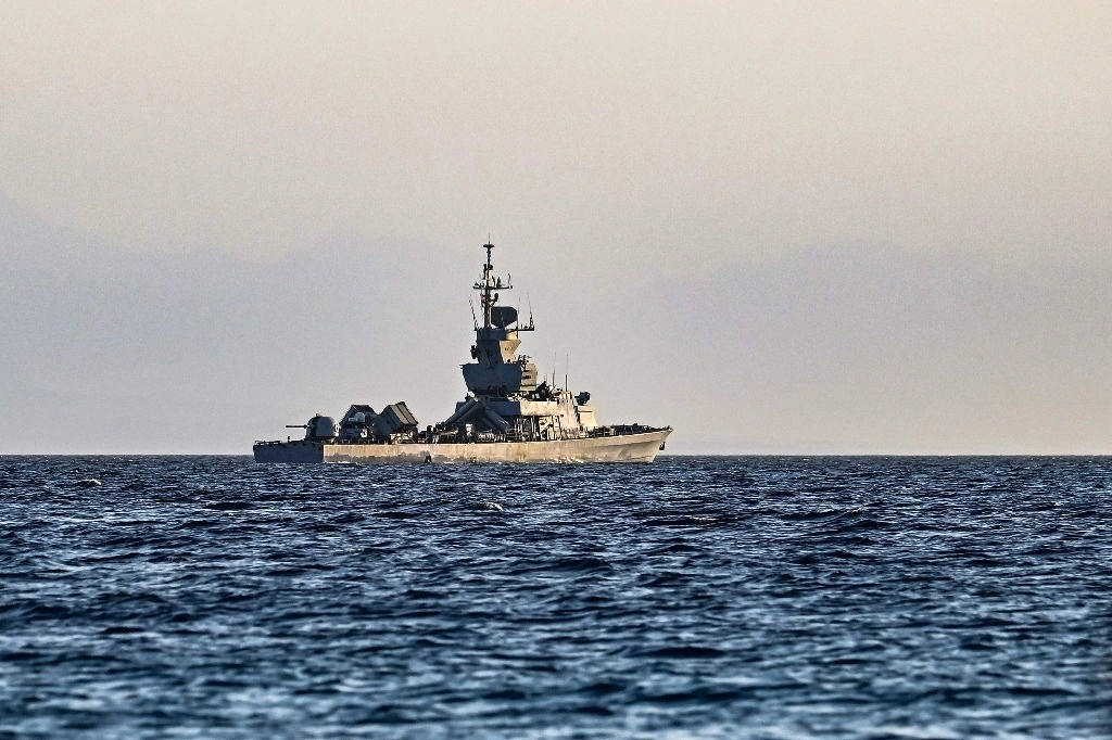 Un barco misilístico de la marina israelí patrulla en el Mar Rojo frente a la costa de la ciudad portuaria de Eliat, en el sur de Israel, el 26 de diciembre de 2023. Foto Afp