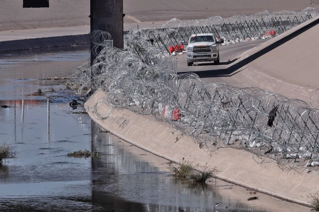 Una patrulla fronteriza recorre el área limítrofe en El Paso, Texas, vista desde Ciudad Juárez, Chihuahua, el 21 de enero de 2025. Foto Marco Peláez



